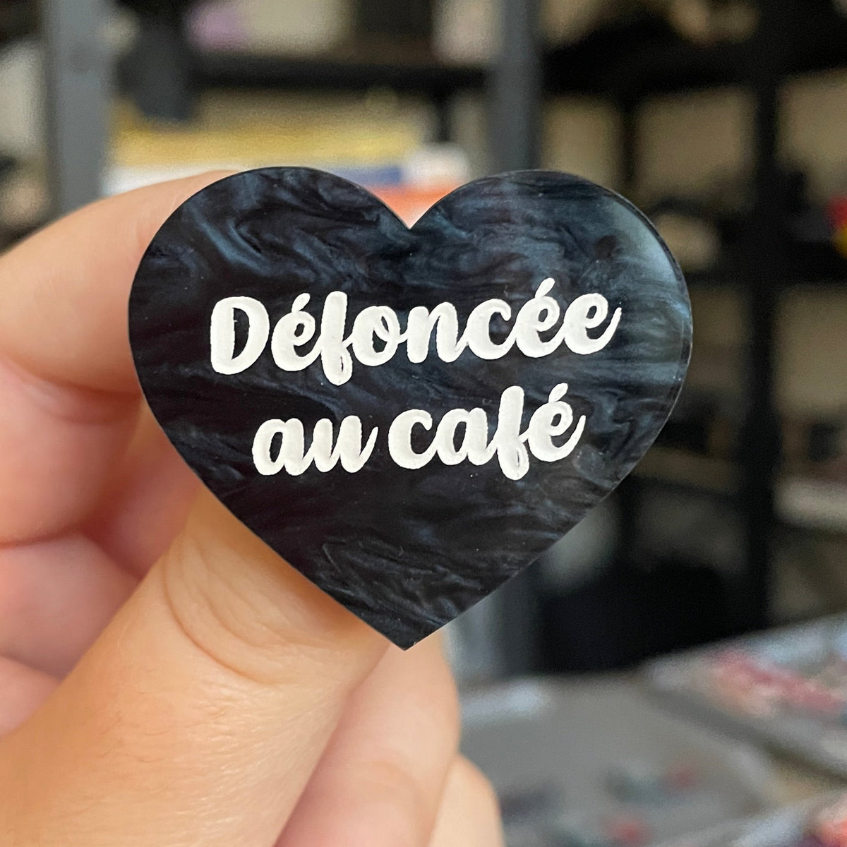 Broche "Défoncée au café" en acrylique marbrée noire