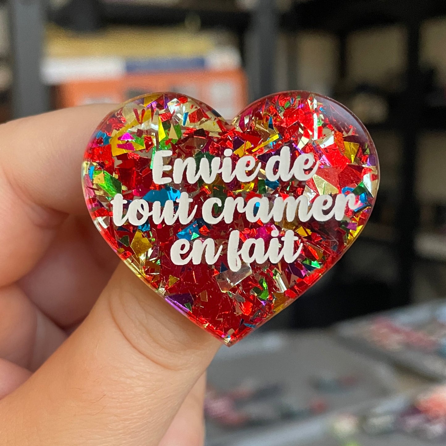 Broche "Envie de tout cramer en fait" en acrylique transparente à gros confettis rouges et multicolores