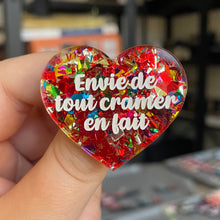Charger l&#39;image dans la galerie, Broche &quot;Envie de tout cramer en fait&quot; en acrylique transparente à gros confettis rouges et multicolores