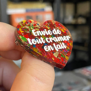 Broche "Envie de tout cramer en fait" en acrylique transparente à gros confettis rouges et multicolores