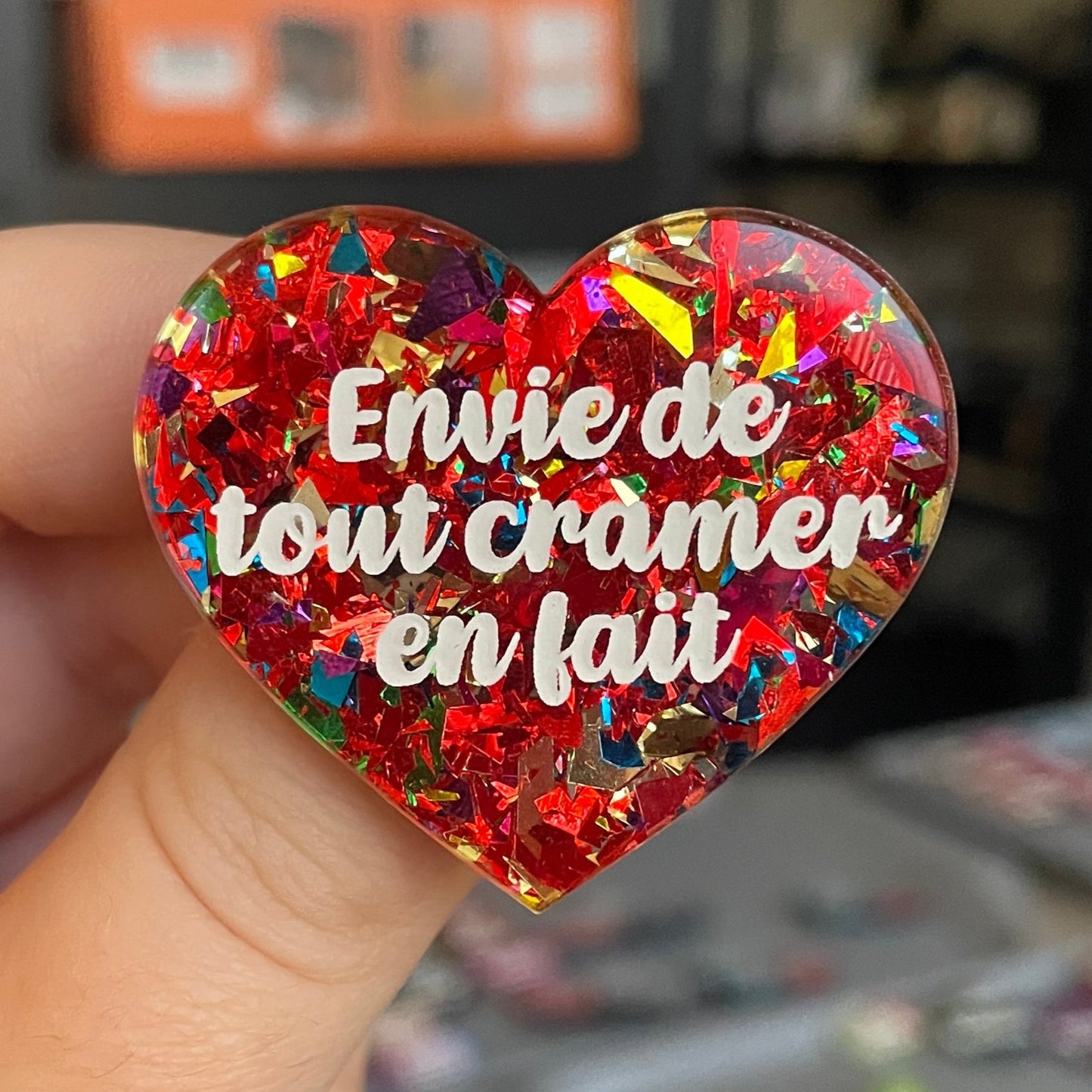 Broche "Envie de tout cramer en fait" en acrylique transparente à gros confettis rouges et multicolores