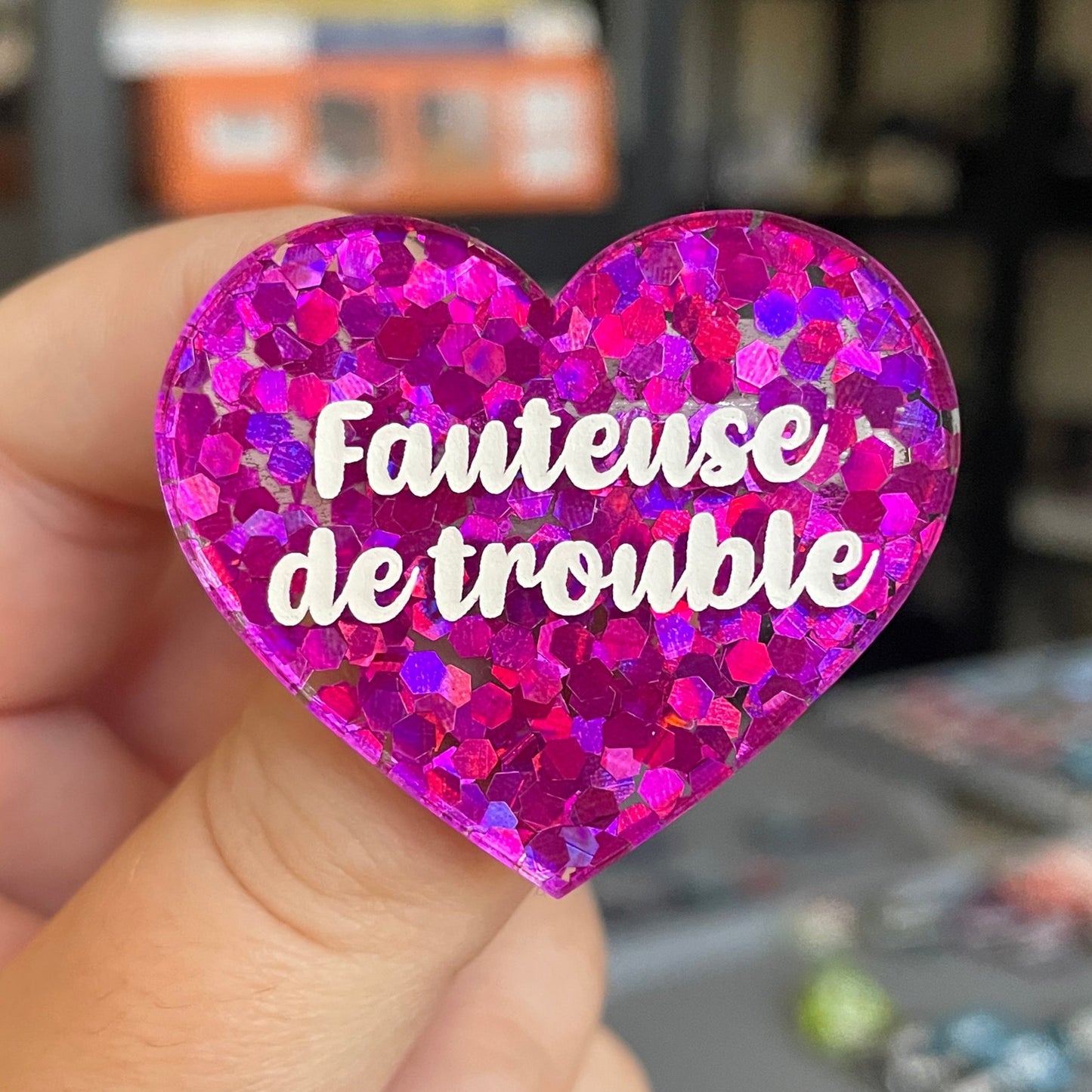 Broche "Fauteuse de troubles" en acrylique semi-transparente avec des confettis fuchsia
