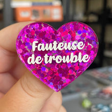 Charger l&#39;image dans la galerie, Broche &quot;Fauteuse de troubles&quot; en acrylique semi-transparente avec des confettis fuchsia