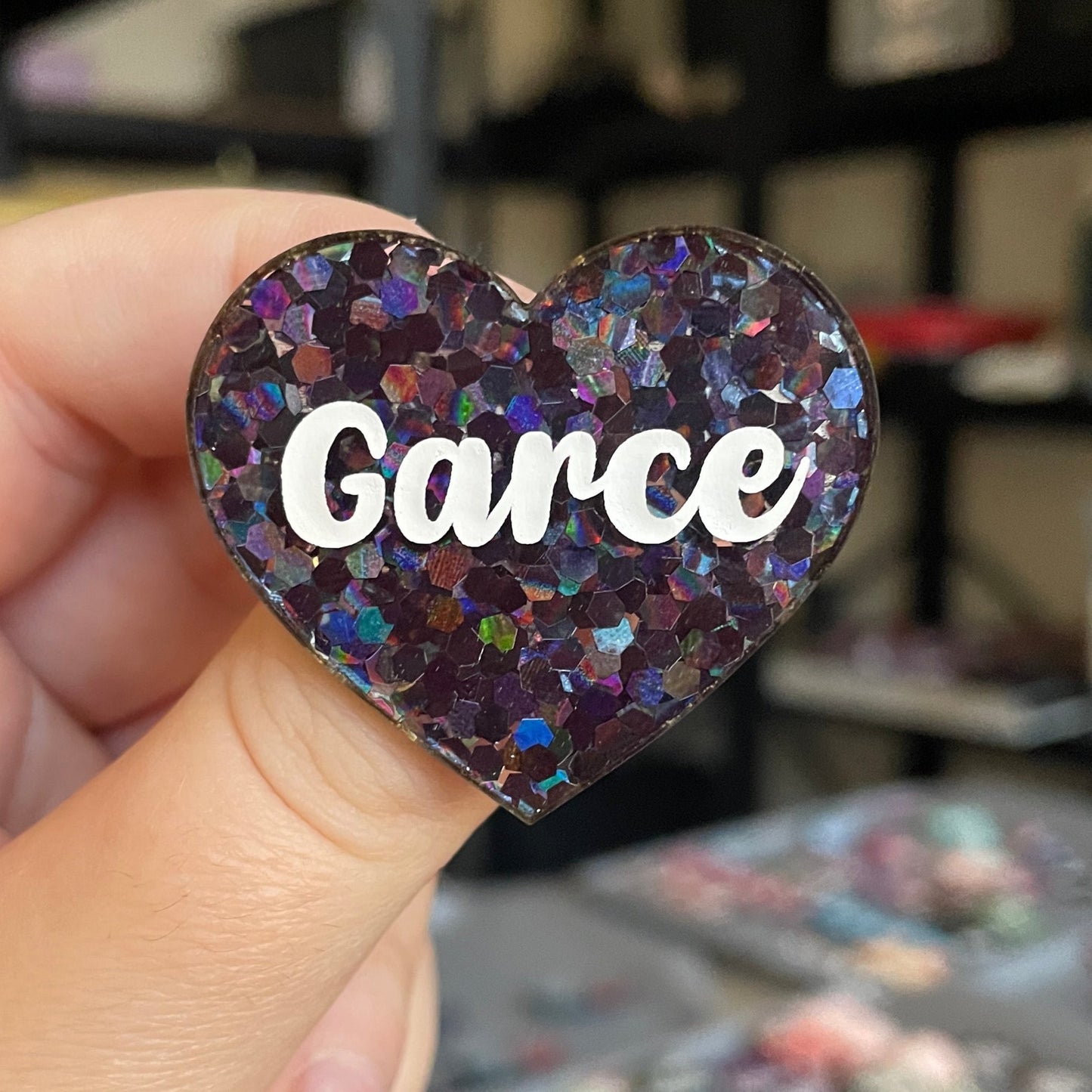 Broche "Garce" en acrylique semi-transparente avec des confettis noirs