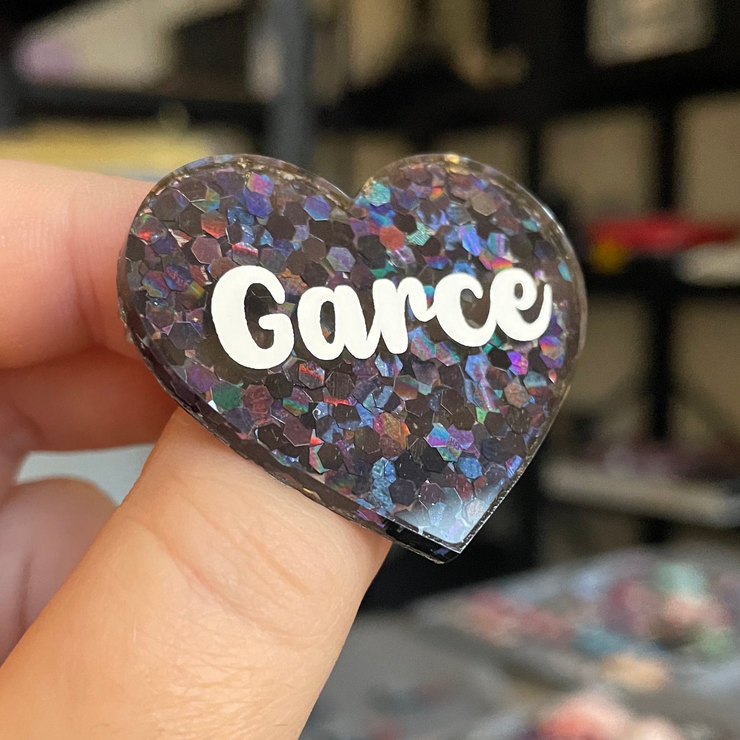 Broche "Garce" en acrylique semi-transparente avec des confettis noirs