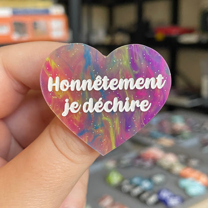 Broche "Honnêtement je déchire" en acrylique marbrée semi-transparente multicolores