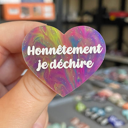 Broche "Honnêtement je déchire" en acrylique marbrée semi-transparente multicolores