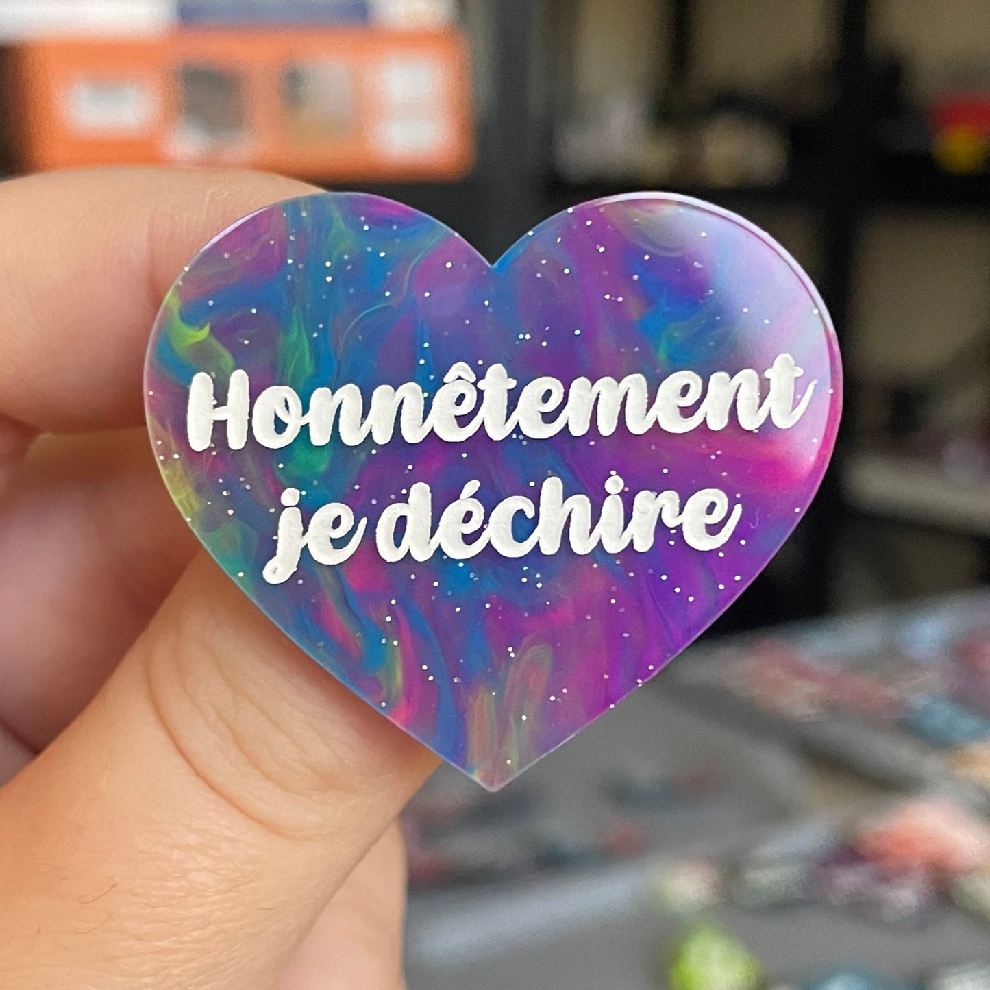 Broche "Honnêtement je déchire" en acrylique marbrée semi-transparente multicolores