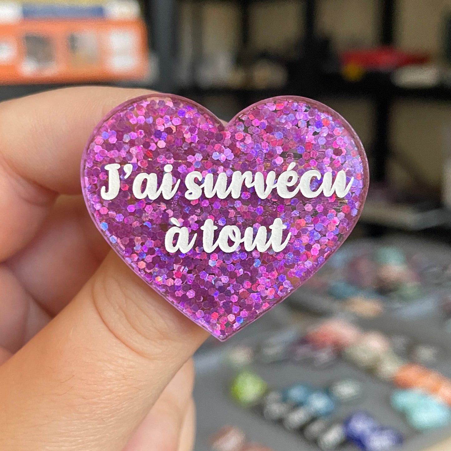 Broche "J'ai survécu à tout" en acrylique à paillettes violettes