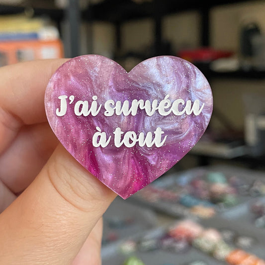 Broche "J'ai survécu à tout" en acrylique marbrée violette, rose et blanche