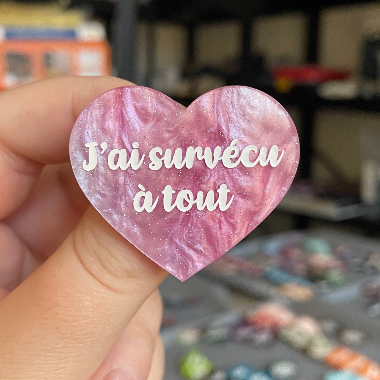 Broche "J'ai survécu à tout" en acrylique marbrée violette, rose et blanche