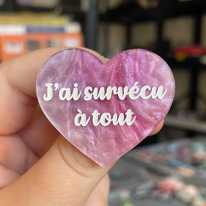 Broche "J'ai survécu à tout" en acrylique marbrée violette, rose et blanche