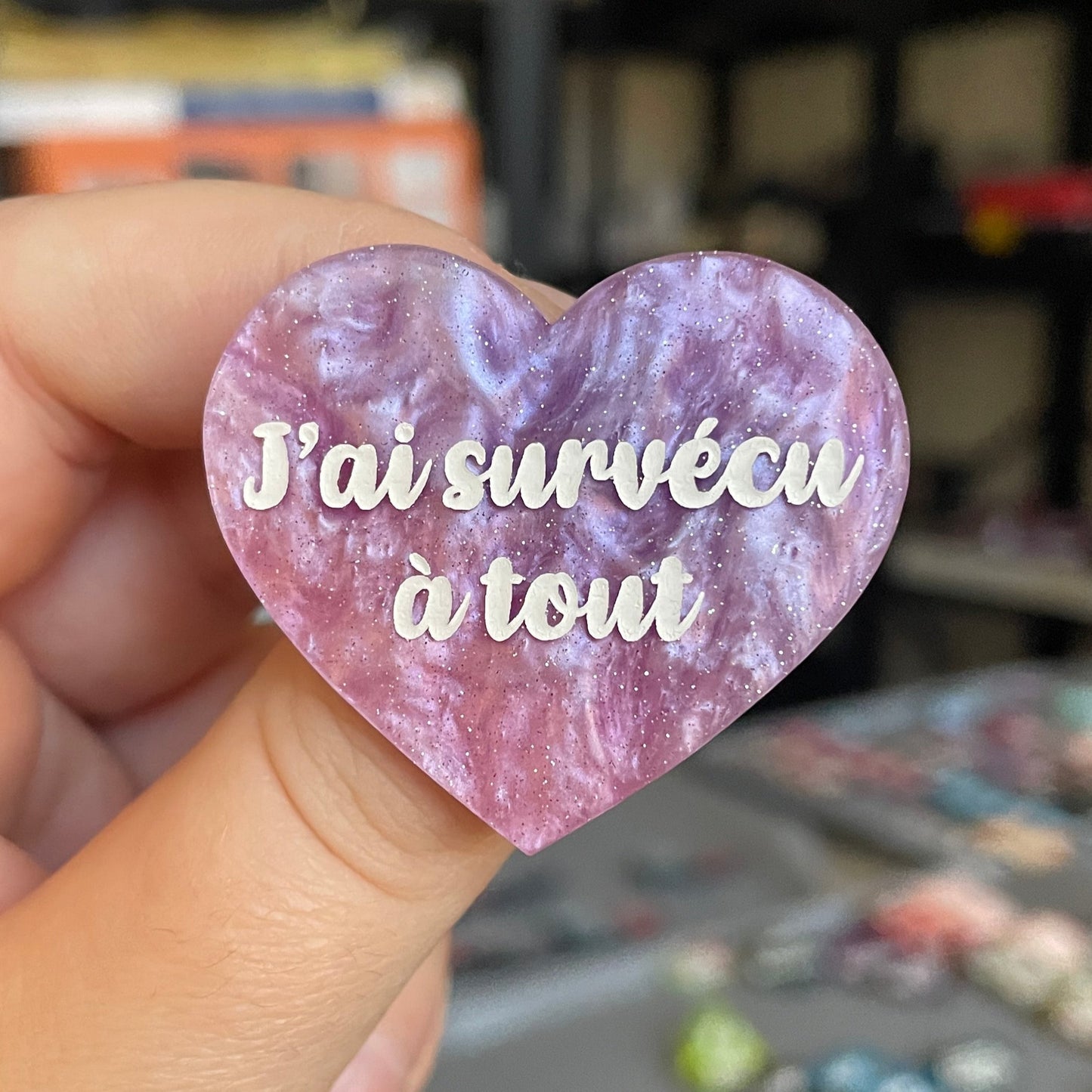 Broche "J'ai survécu à tout" en acrylique marbrée violette, rose et blanche