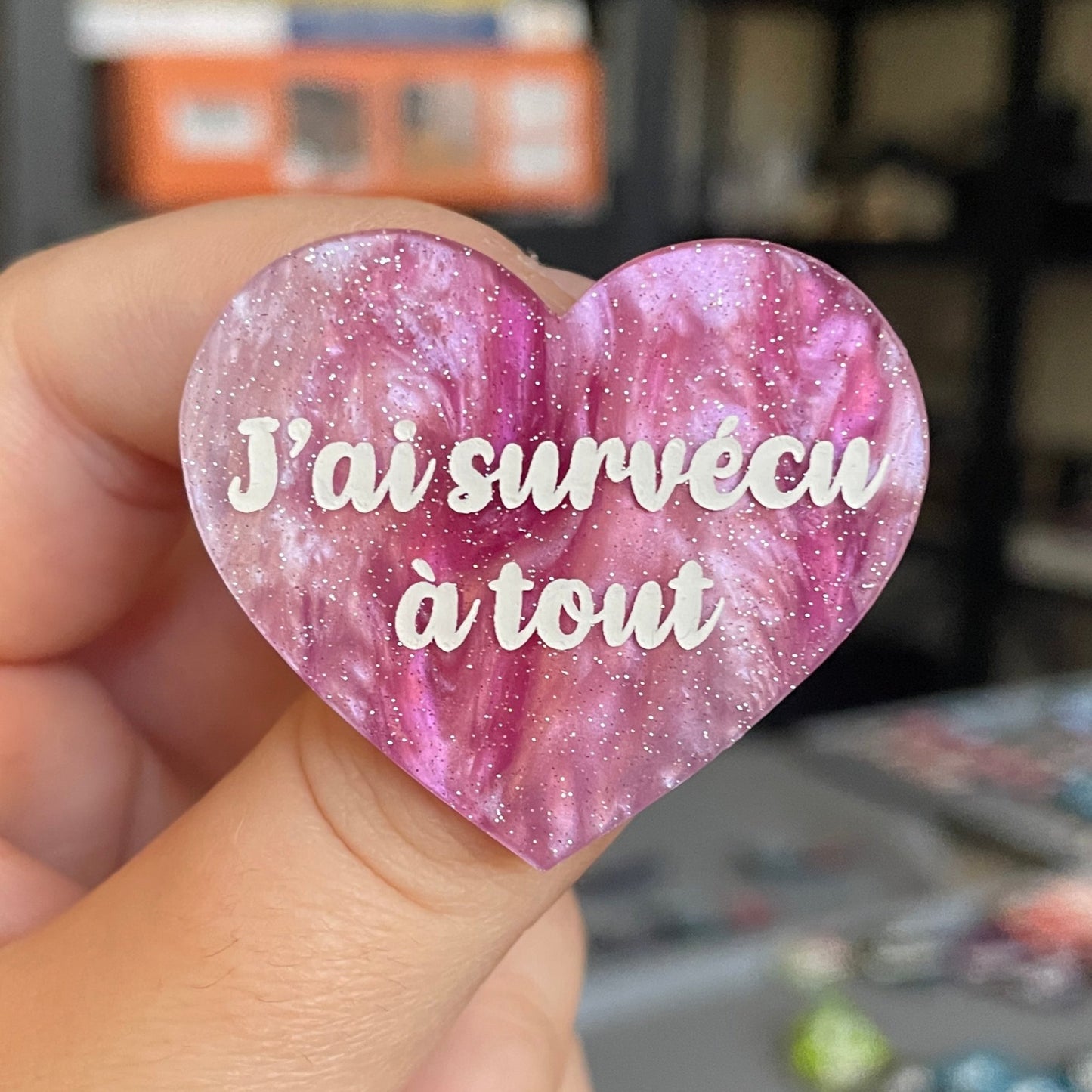 Broche "J'ai survécu à tout" en acrylique marbrée violette, rose et blanche