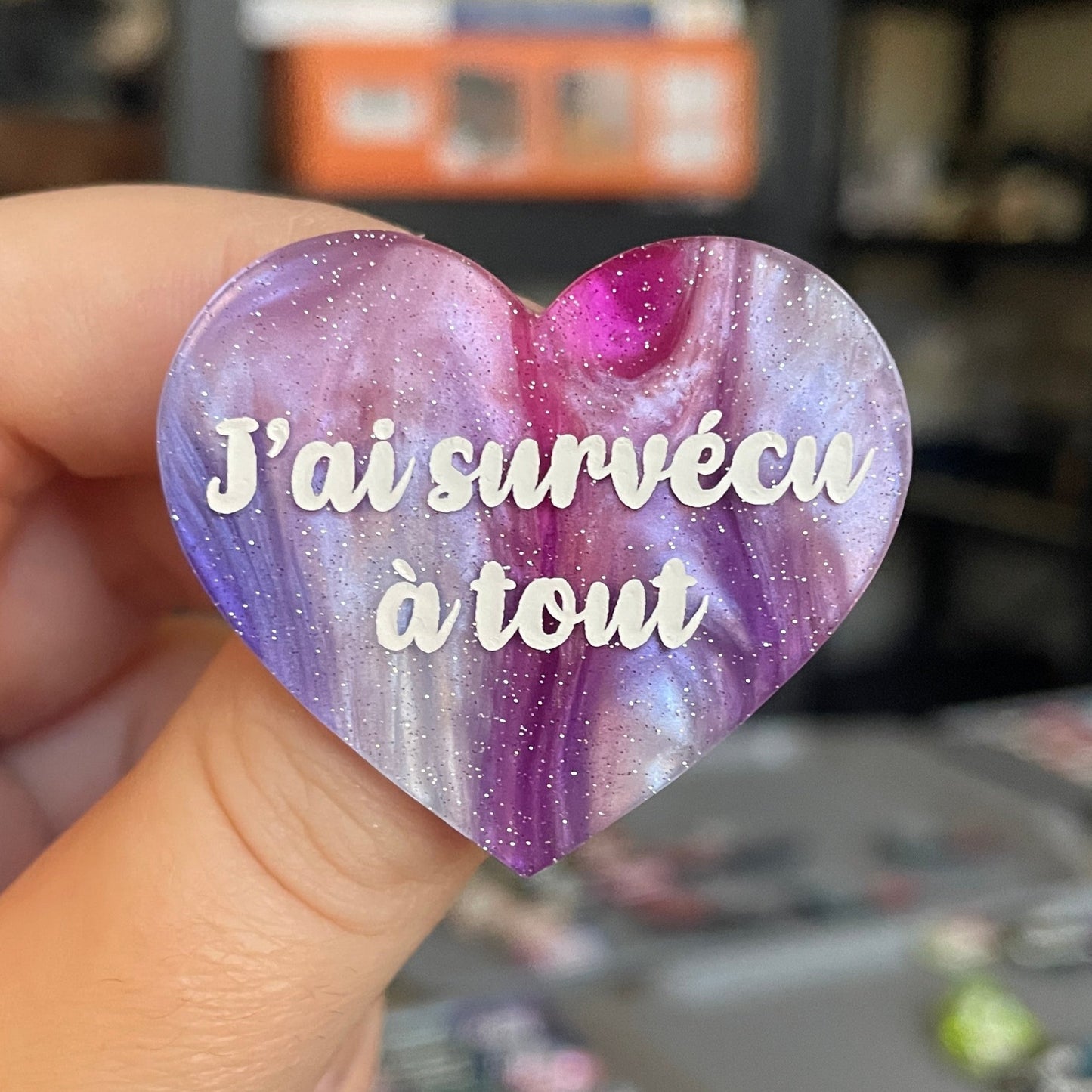 Broche "J'ai survécu à tout" en acrylique marbrée violette, rose et blanche
