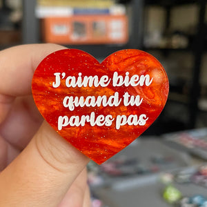 Broche "J'aime bien quand tu parles pas" en acrylique marbrée orange à paillettes