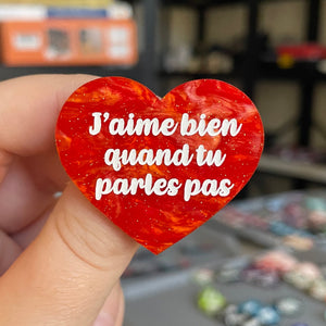 Broche "J'aime bien quand tu parles pas" en acrylique marbrée orange à paillettes