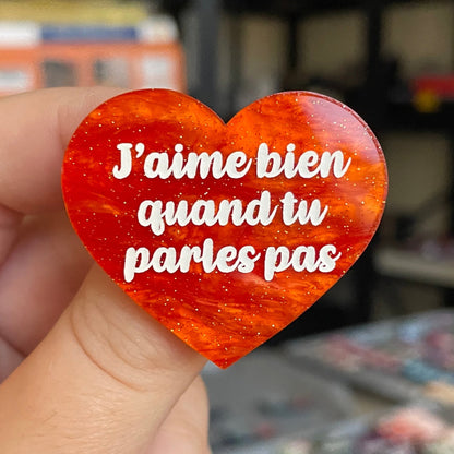 Broche "J'aime bien quand tu parles pas" en acrylique marbrée orange à paillettes