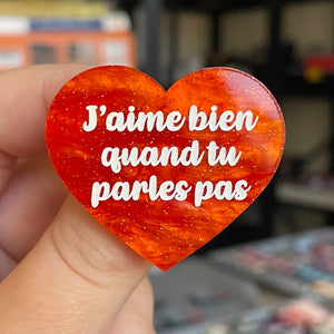 Broche "J'aime bien quand tu parles pas" en acrylique marbrée orange à paillettes