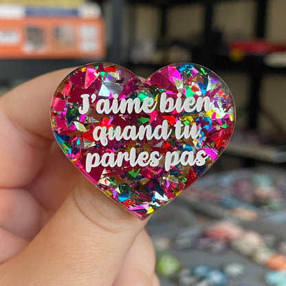Broche "J'aime bien quand tu parles pas" en acrylique transparente à gros confettis roses et multicolores