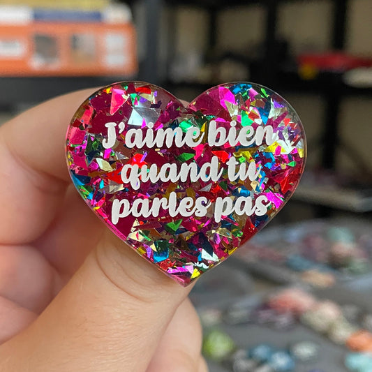 Broche "J'aime bien quand tu parles pas" en acrylique transparente à gros confettis roses et multicolores