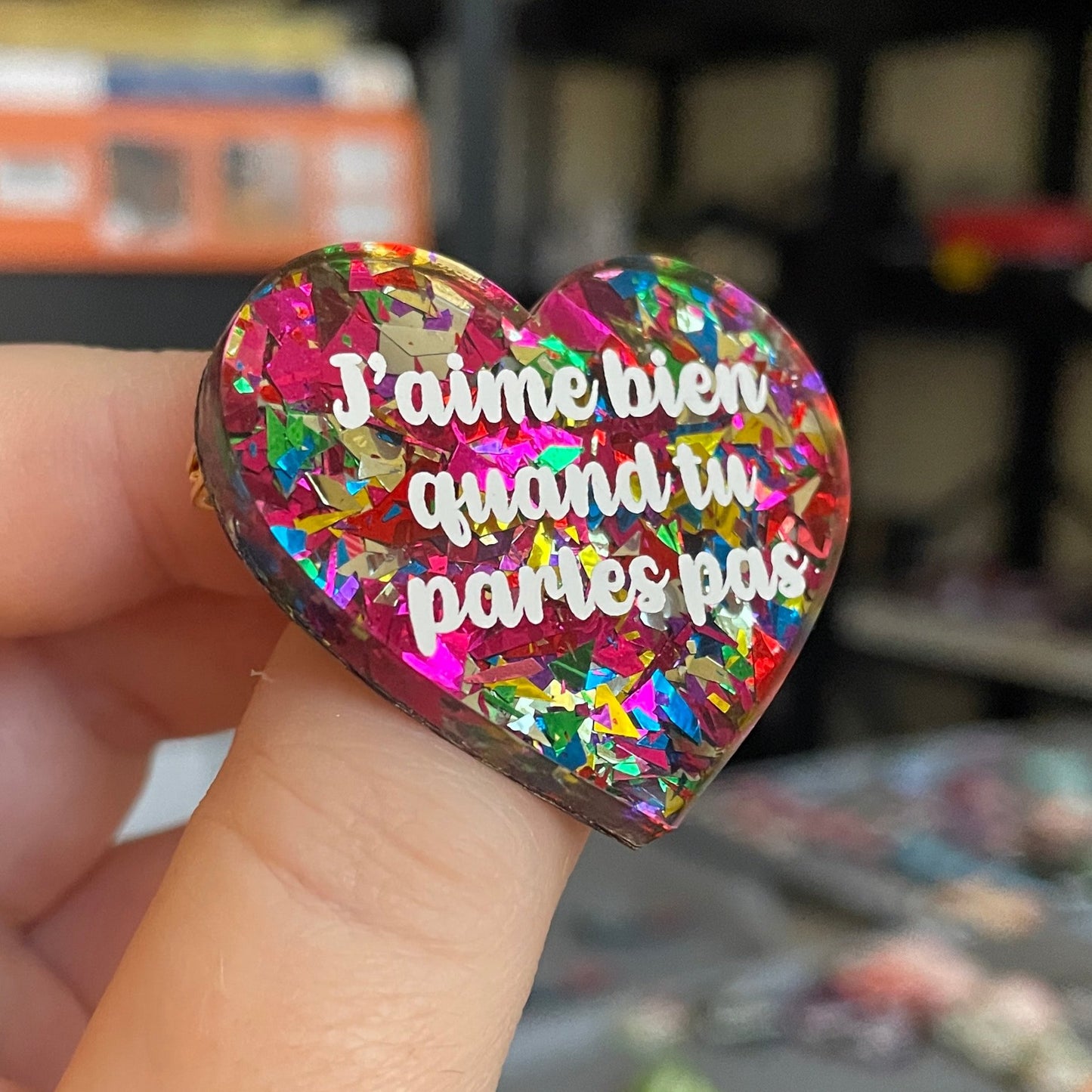 Broche "J'aime bien quand tu parles pas" en acrylique transparente à gros confettis roses et multicolores