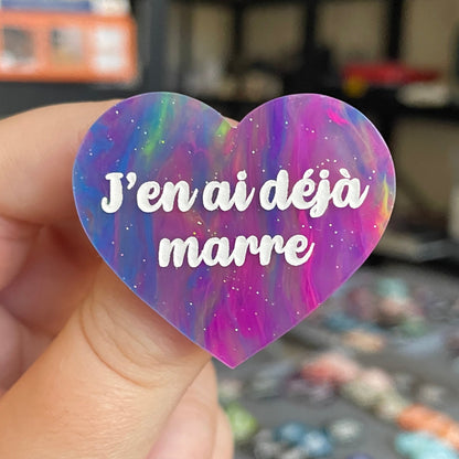 Broche "J'en ai déjà marre" en acrylique marbrée semi-transparente multicolores