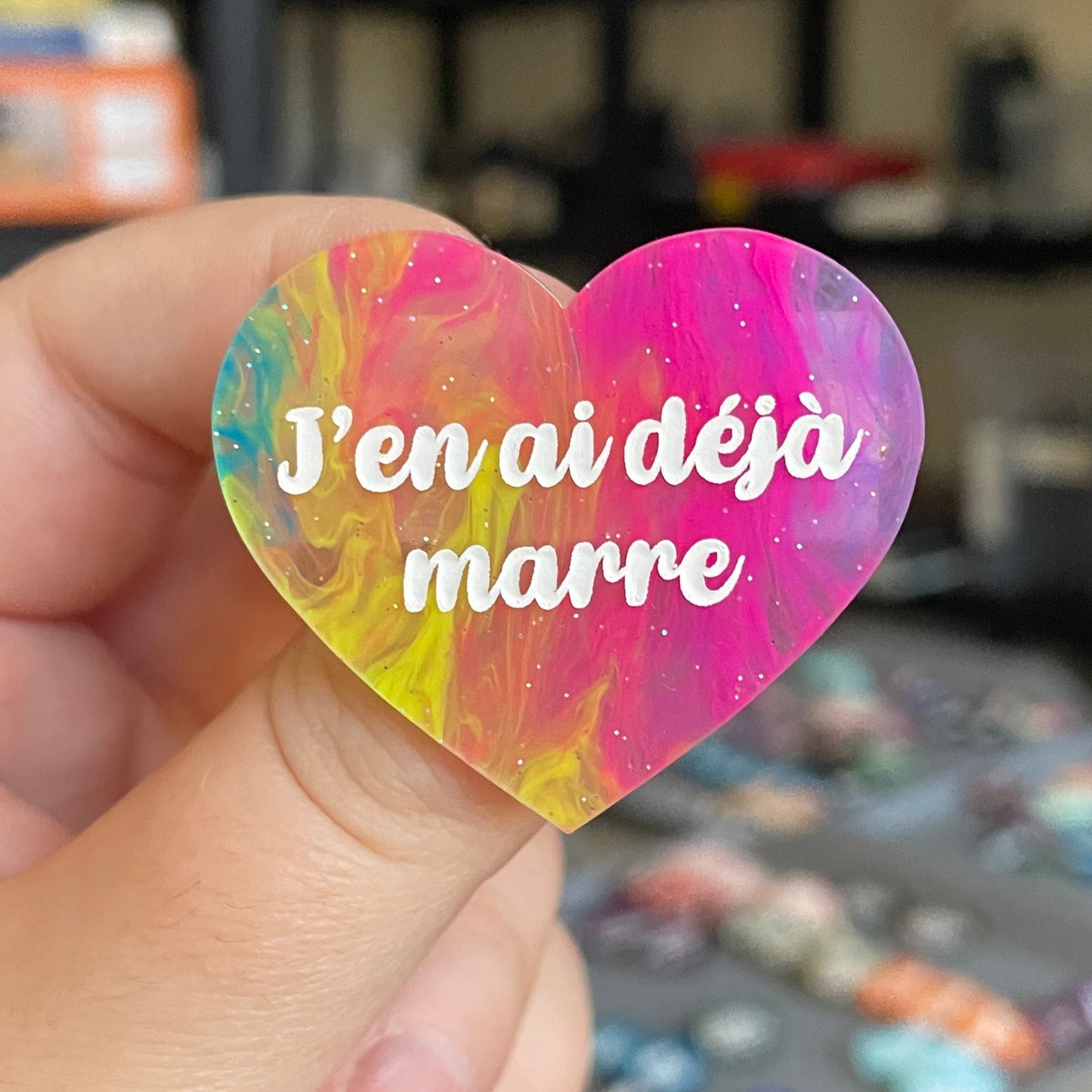 Broche "J'en ai déjà marre" en acrylique marbrée semi-transparente multicolores