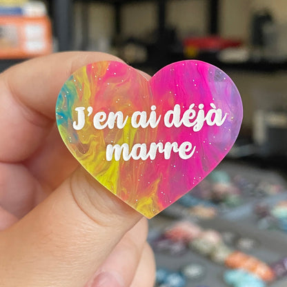 Broche "J'en ai déjà marre" en acrylique marbrée semi-transparente multicolores