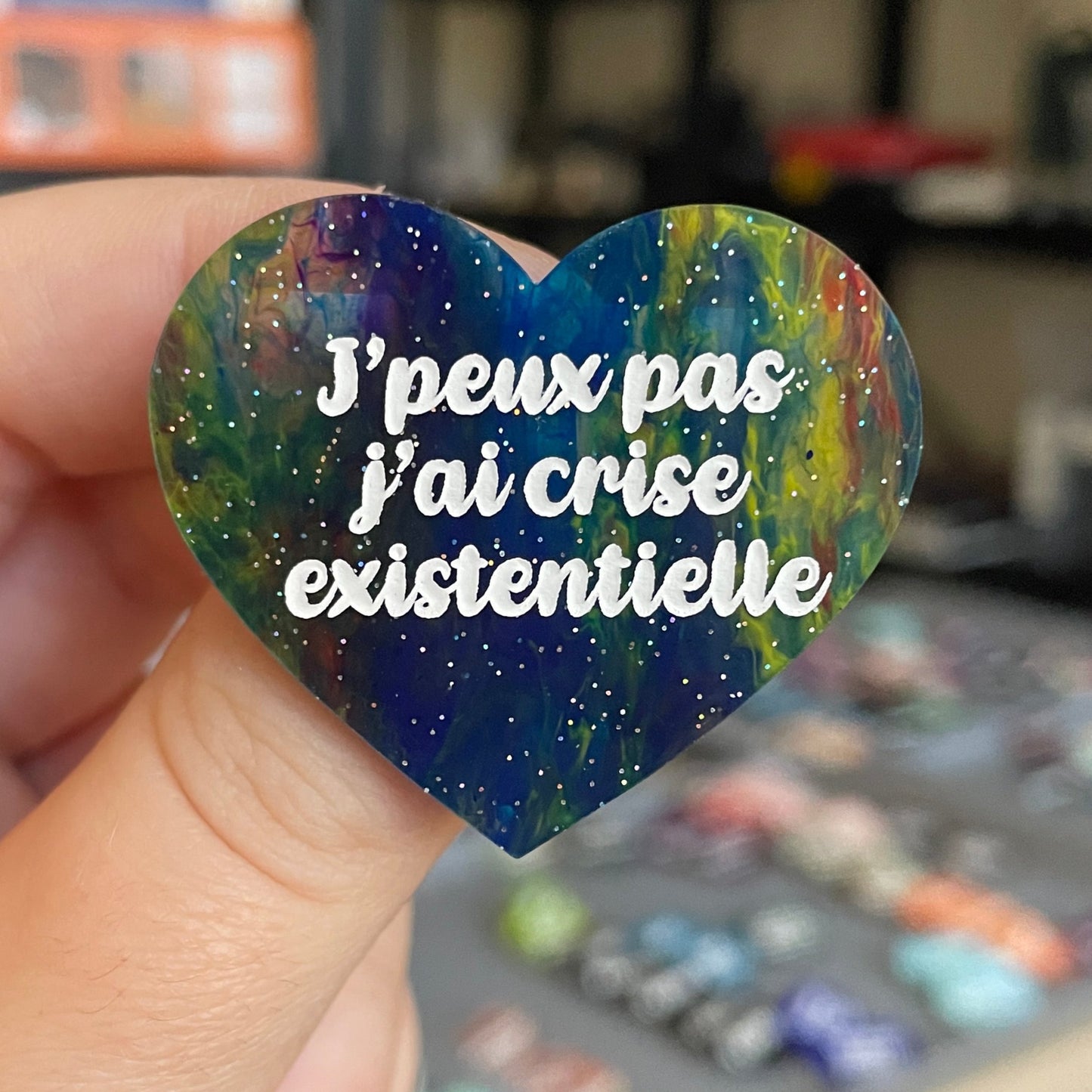 Broche "J'peux pas j'ai crise existentielle" en acrylique marbrée semi-transparente bleue et multicolore