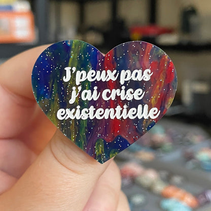 Broche "J'peux pas j'ai crise existentielle" en acrylique marbrée semi-transparente bleue et multicolore