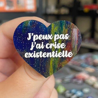 Broche "J'peux pas j'ai crise existentielle" en acrylique marbrée semi-transparente bleue et multicolore