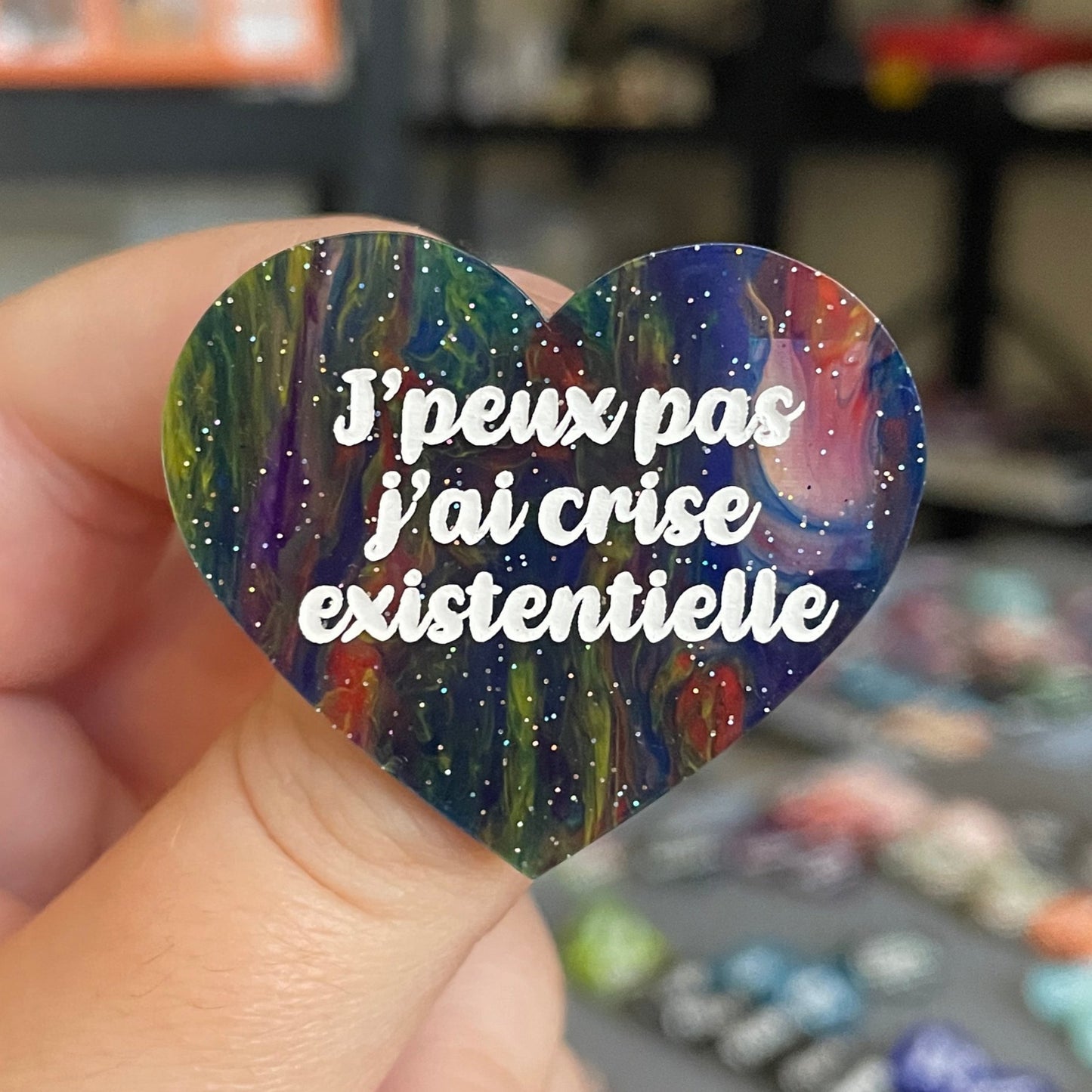 Broche "J'peux pas j'ai crise existentielle" en acrylique marbrée semi-transparente bleue et multicolore