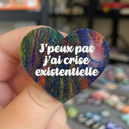 Broche "J'peux pas j'ai crise existentielle" en acrylique marbrée semi-transparente bleue et multicolore