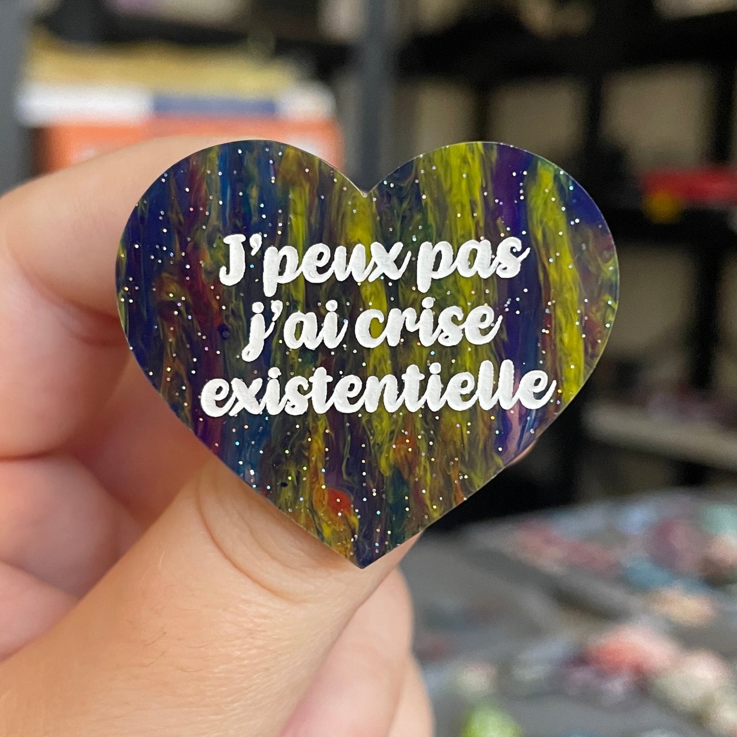 Broche "J'peux pas j'ai crise existentielle" en acrylique marbrée semi-transparente bleue et multicolore