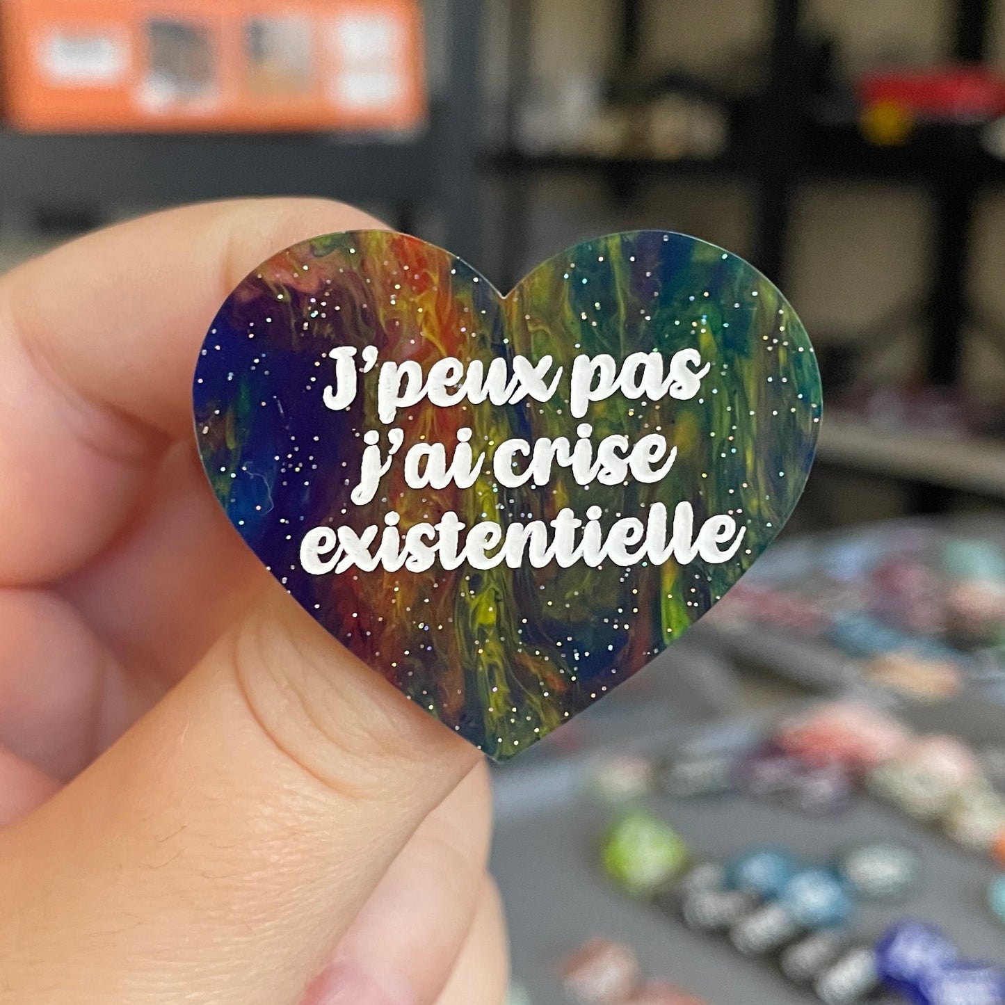 Broche "J'peux pas j'ai crise existentielle" en acrylique marbrée semi-transparente bleue et multicolore