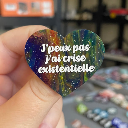Broche "J'peux pas j'ai crise existentielle" en acrylique marbrée semi-transparente bleue et multicolore
