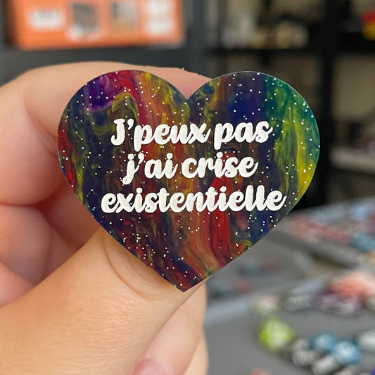 Broche "J'peux pas j'ai crise existentielle" en acrylique marbrée semi-transparente bleue et multicolore