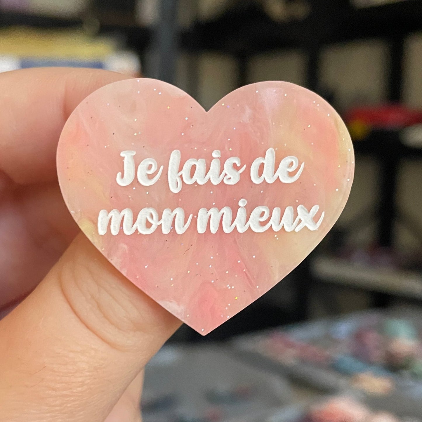 Broche "Je fais de mon mieux" en acrylique marbrée semi-transparente orange, corail, blanche et jaune à paillettes