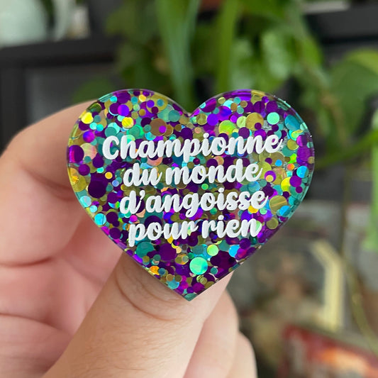 [CONTRÔLE TECHNIQUE] Broche "Championne du monde d'angoisse pour rien" en acrylique semi-transparente à pois jaunes, bleus et violets