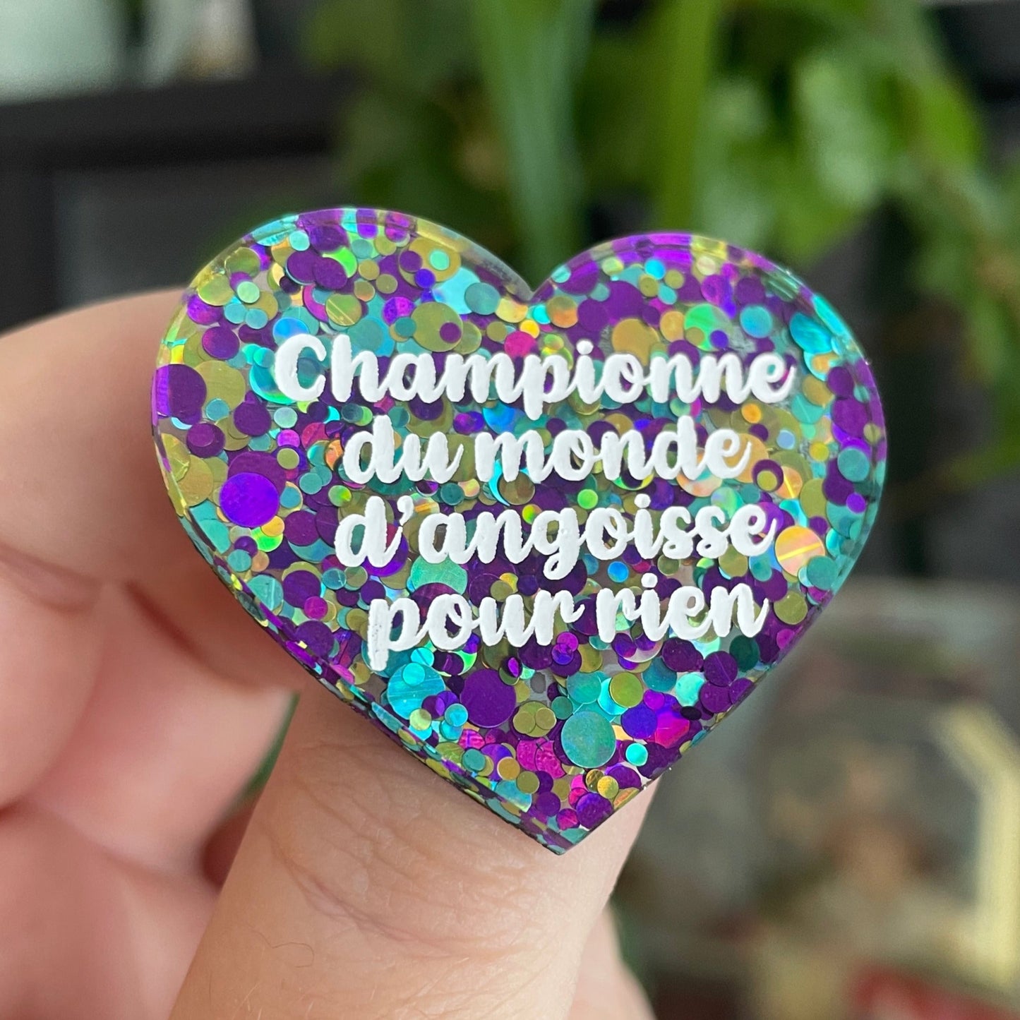 [CONTRÔLE TECHNIQUE] Broche "Championne du monde d'angoisse pour rien" en acrylique semi-transparente à pois jaunes, bleus et violets