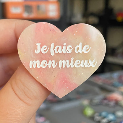 Broche "Je fais de mon mieux" en acrylique marbrée semi-transparente orange, corail, blanche et jaune à paillettes