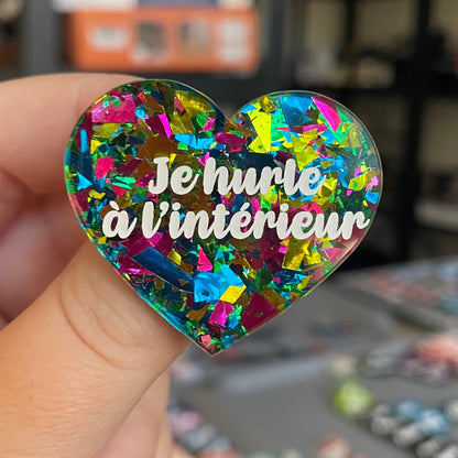 Broche "Je hurle à l'intérieur" en acrylique transparente à gros confettis rouges et multicolores