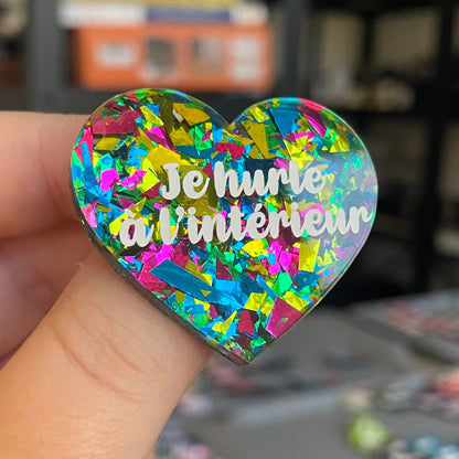 Broche "Je hurle à l'intérieur" en acrylique transparente à gros confettis rouges et multicolores