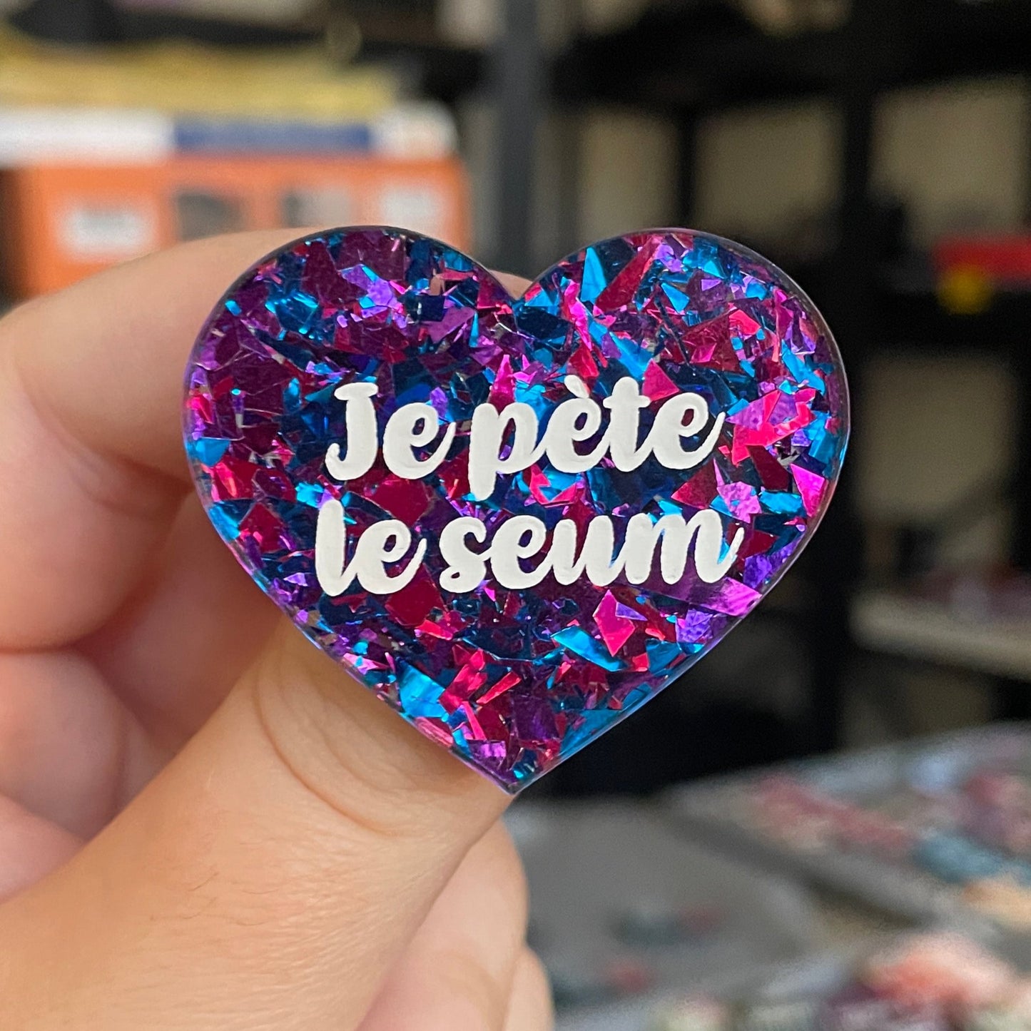 Broche "Je pète le seum" en acrylique transparente à gros confettis bleus et violets