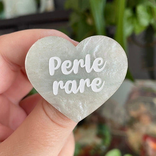 Broche "Perle rare" en acrylique marbrée bleu/vert pâle à paillettes