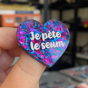 Broche "Je pète le seum" en acrylique transparente à gros confettis bleus et violets