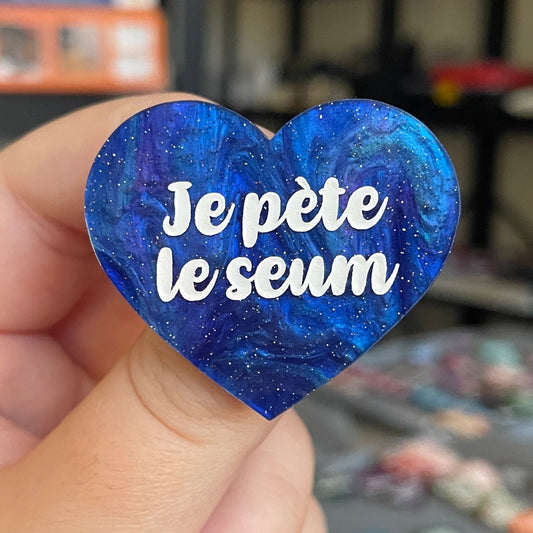 Broche "Je pète le seum" en acrylique marbrée bleue à paillettes