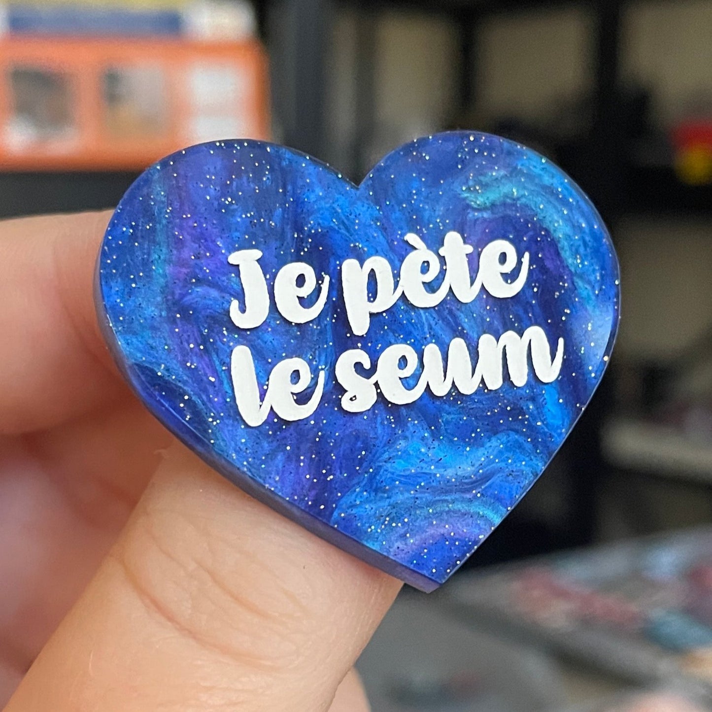 Broche "Je pète le seum" en acrylique marbrée bleue à paillettes