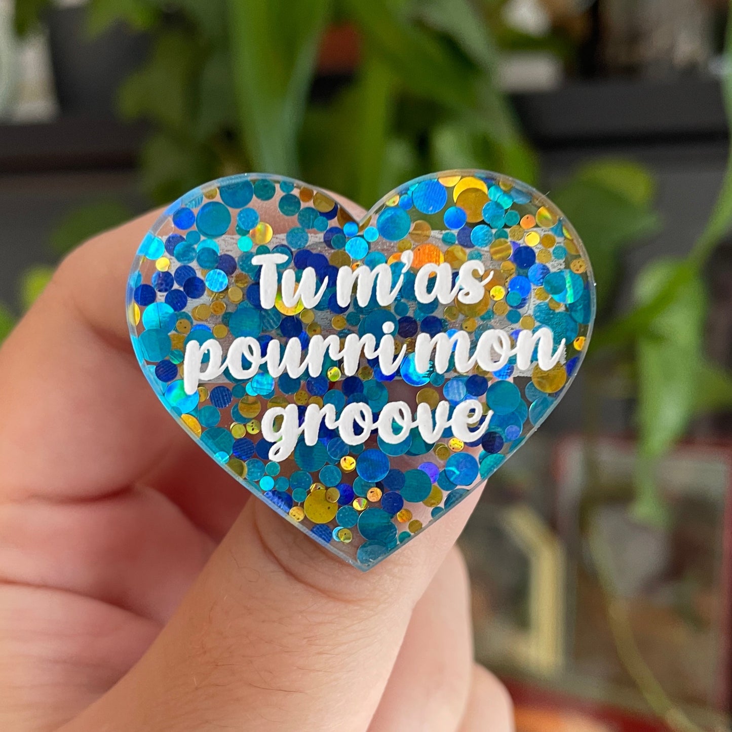 Broche "Tu m'as pourri mon groove" en acrylique semi-transparente avec des pois bleus et jaunes